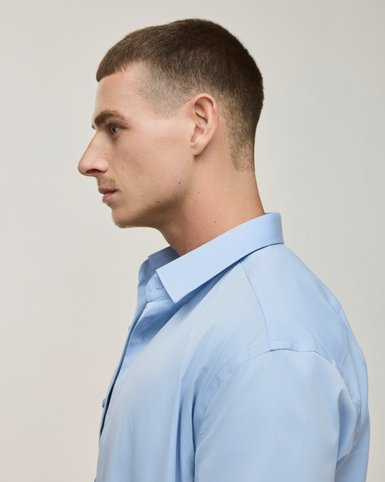 homem usando camisa masculina
