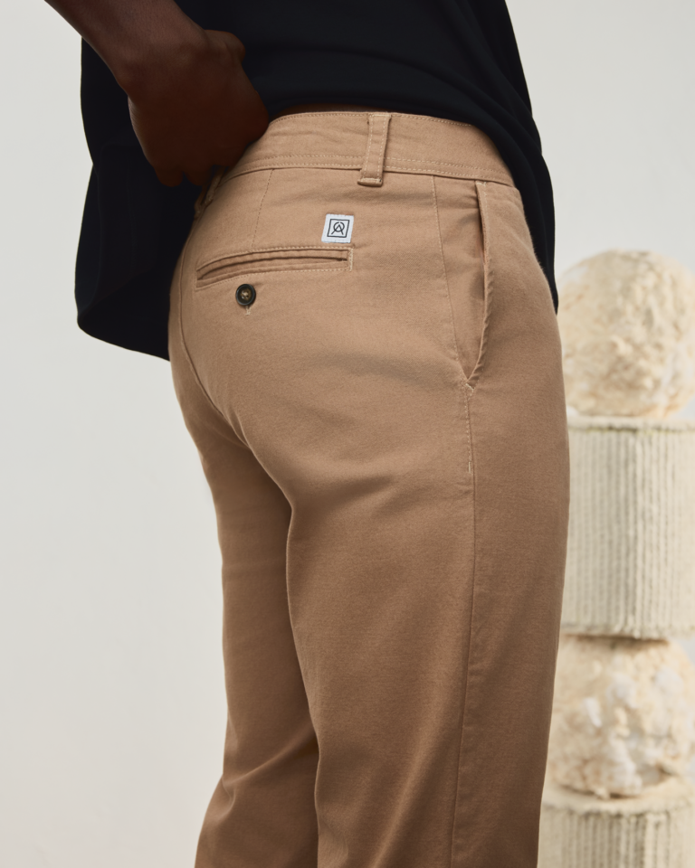 calça utilizando cores neutras