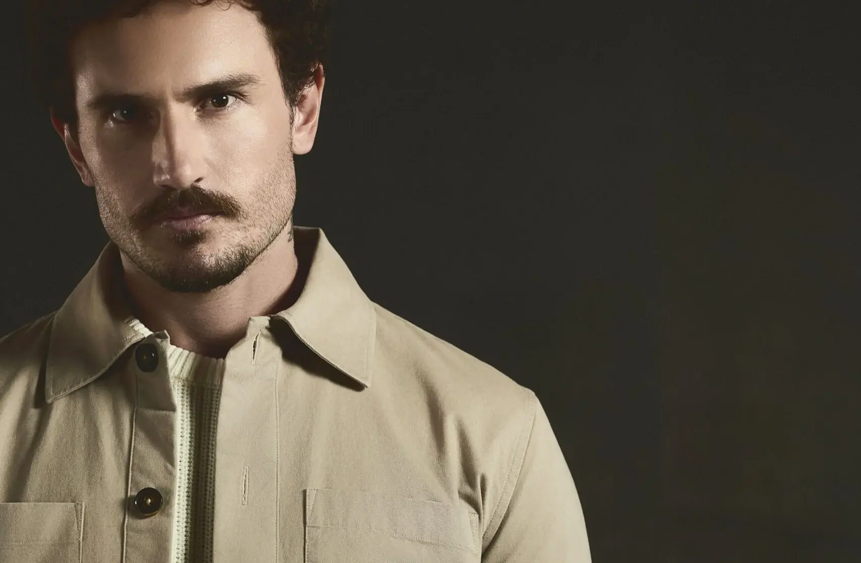 Overshirt masculina: como usá-la nos looks de inverno?