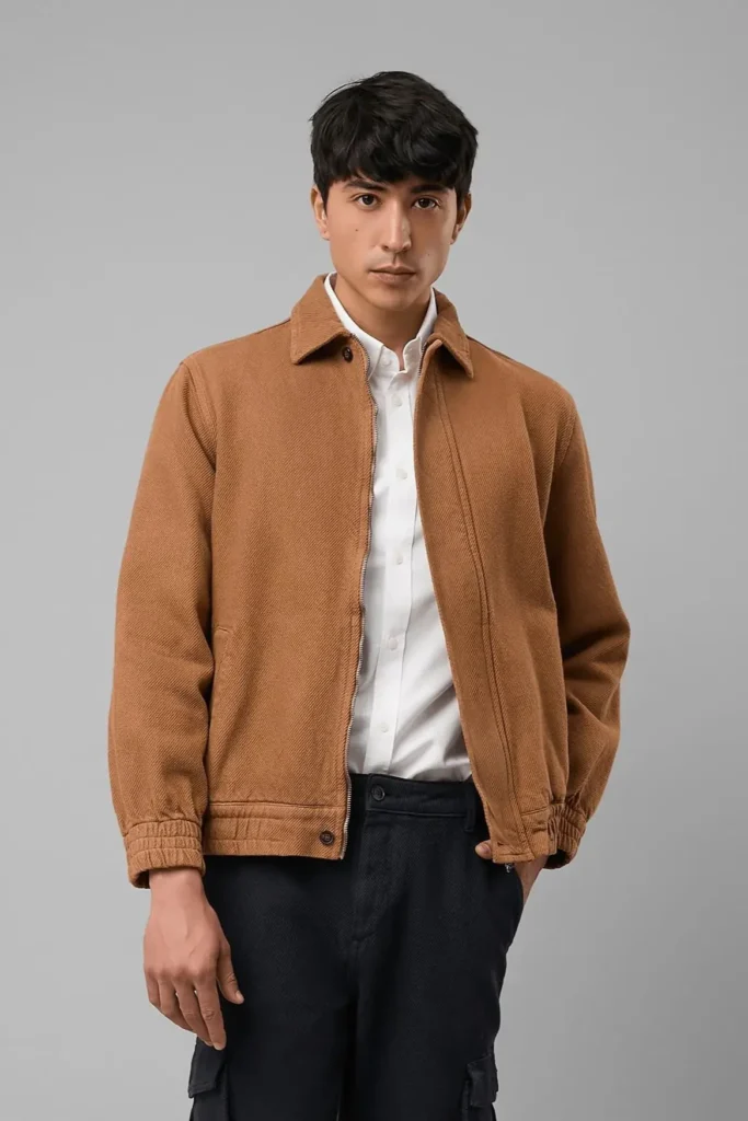 homem vestindo jaqueta masculina bomber cor caramelo