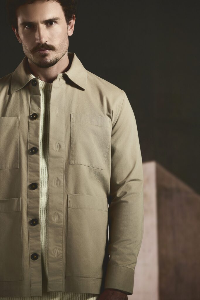 modelo vestindo overshirt masculina da oriba