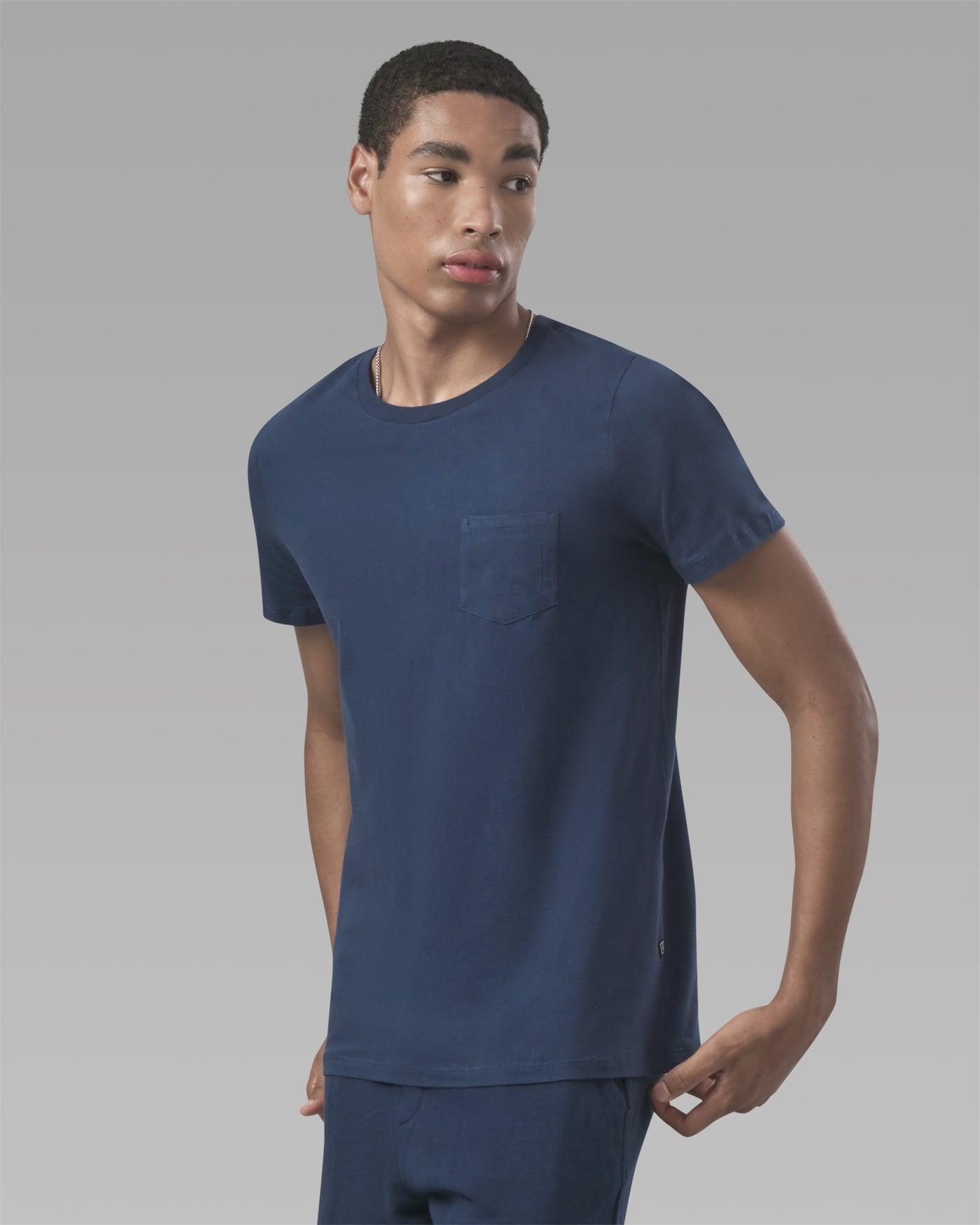 Camiseta Essencial de Algodão Orgânico Gola C Com Bolso Azul Marinho