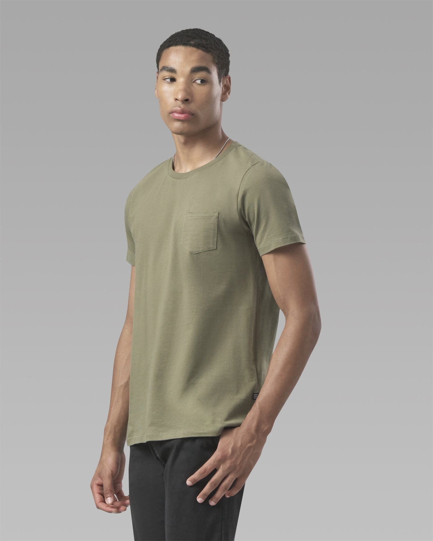 Camiseta Essencial de Algodão Orgânico Gola C Com Bolso Verde Oliva
